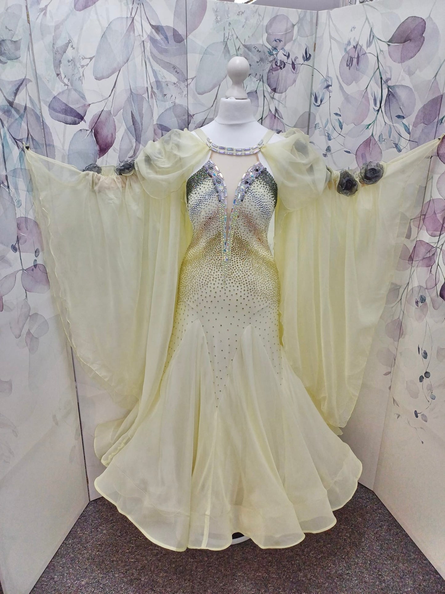 38B TWD PETITE Lemon & Silver Competition Ballroom/Sequence Dress
Stunning Flower detailing to the arm sleeve floats with 
Heavily stoned fabric droppers on the back. Very unusual neck/Shoulder