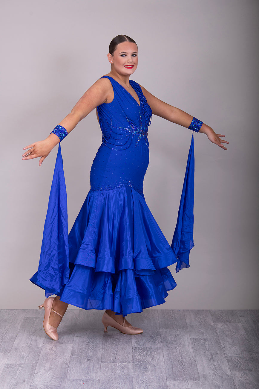 9000 Striking Bright Royal Blue Ballroom Dress. Decorated in sapphire, sapphire AB & aqua. Comes with x2 sets of Detachable floats & stunning necklace.