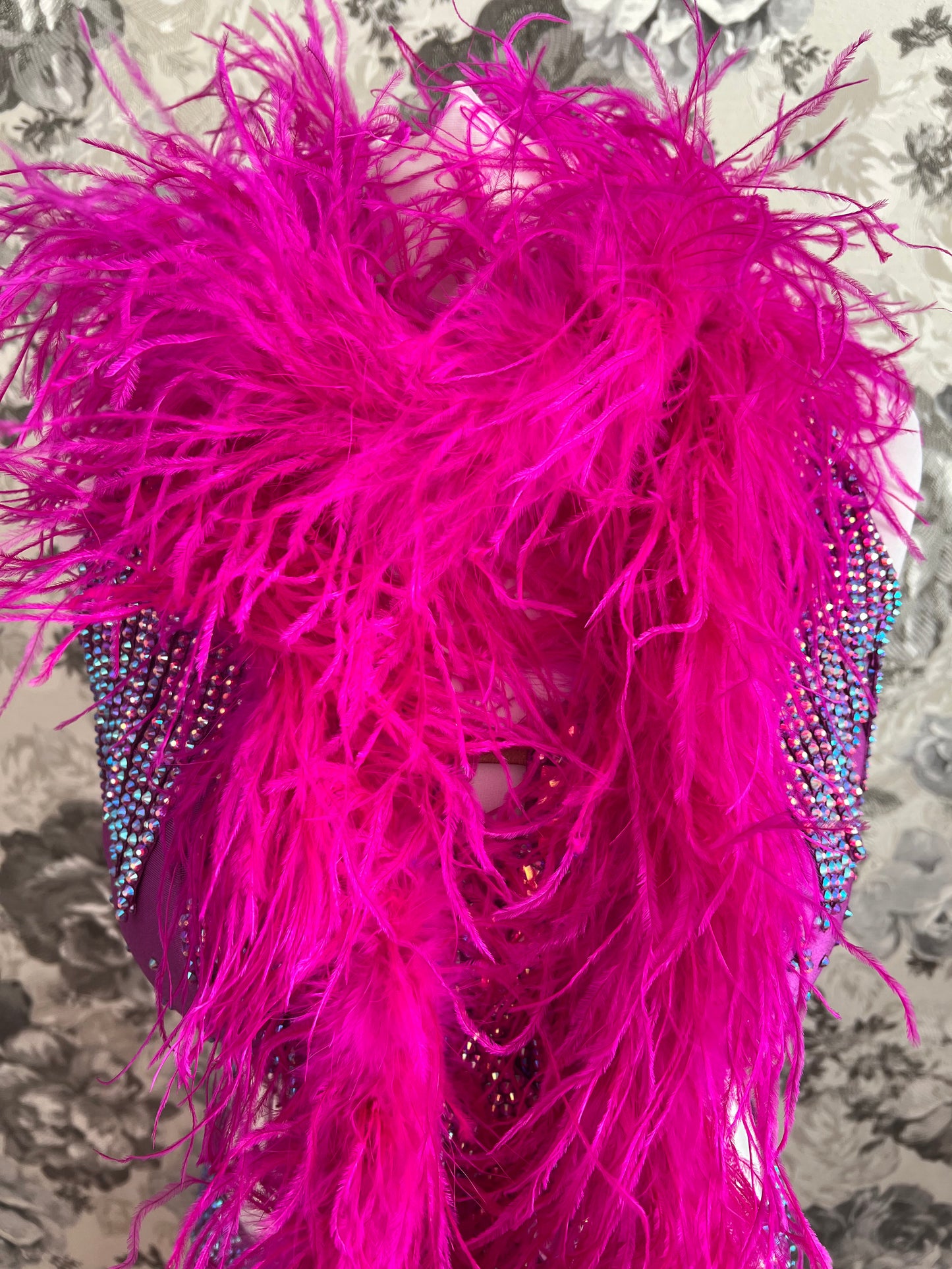Zuri 3-4 Ply Ostrich Feather Boa V47 ❗️The product is sold in approximately 1/2 Metre Lengths (46-50cm)❗️Quantities up to 4 will be sent in 1 piece‼️Quantity 4 =1 Full Boa measuring 1.9 metres‼️