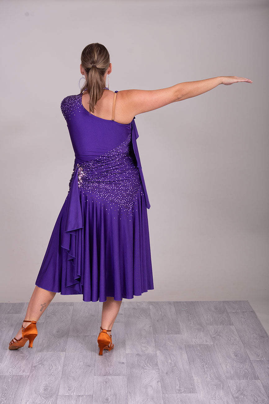 127L “TWD ELITE” Latin Competition Dance Dress. High Back allowing option to wear own Bra. Very flattering design throughout either overlay to the left of the bodice. Full skirts for maximum movement.                                  ❤️Showroom❤️