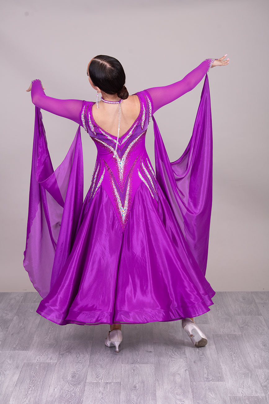 40B TWD PETITE Hot Magenta Competition Ballroom/Sequence Dress
Detachable Floats. Heavily Stoned in AB & Magenta. Hanging detail to back❤️Showroom Appointments Available❤️