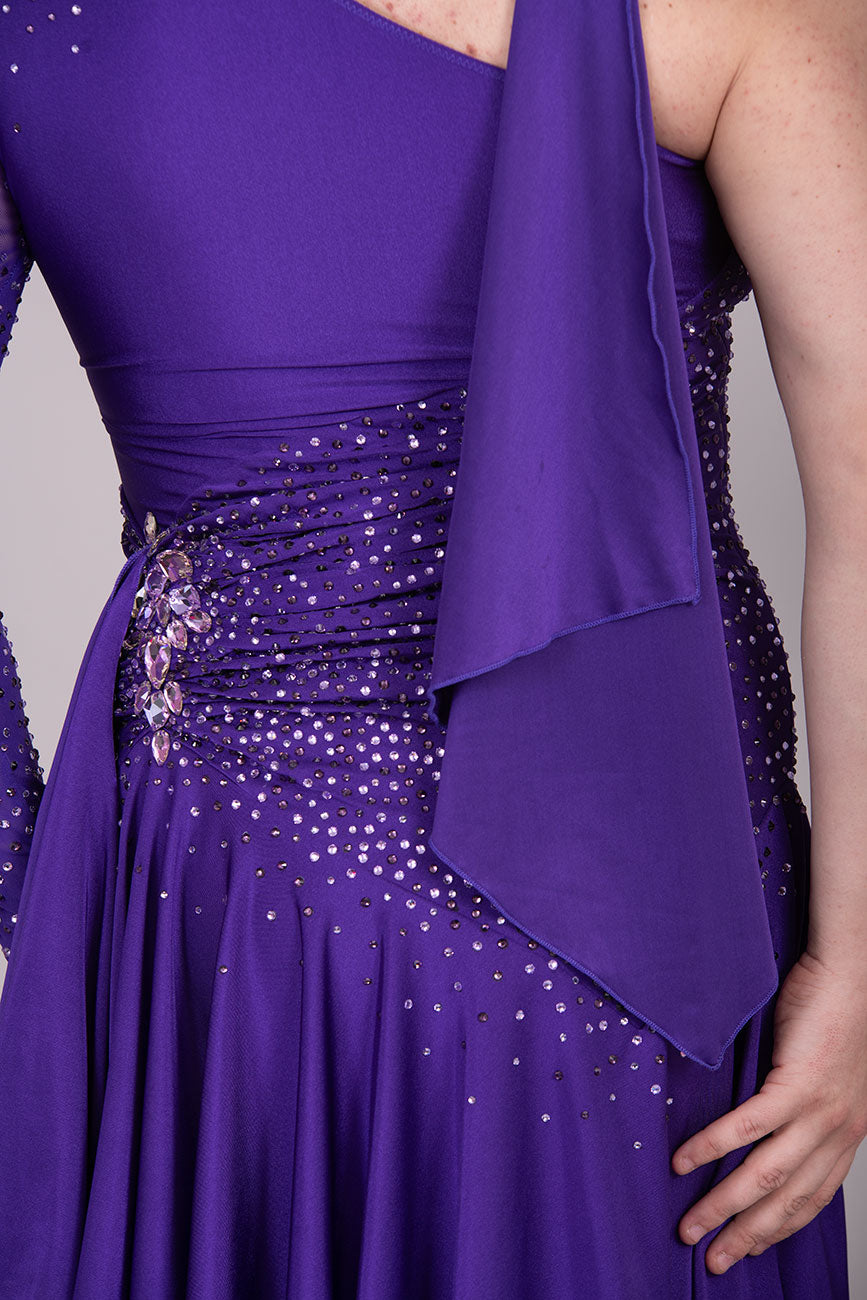 127L “TWD ELITE” Latin Competition Dance Dress. High Back allowing option to wear own Bra. Very flattering design throughout either overlay to the left of the bodice. Full skirts for maximum movement.                                  ❤️Showroom❤️