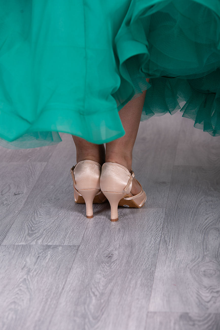 (2) TWD “LULAH” Ballroom Shoes. Flesh & Skin Tone Full Toe Shoe. 7.5cm Heel. Each Pair of Shoes comes Boxed & Includes a “Black Shoe Bag” & a pair of plastic feet protectors for trying the Shoes on for Size, Fit & Comfort.