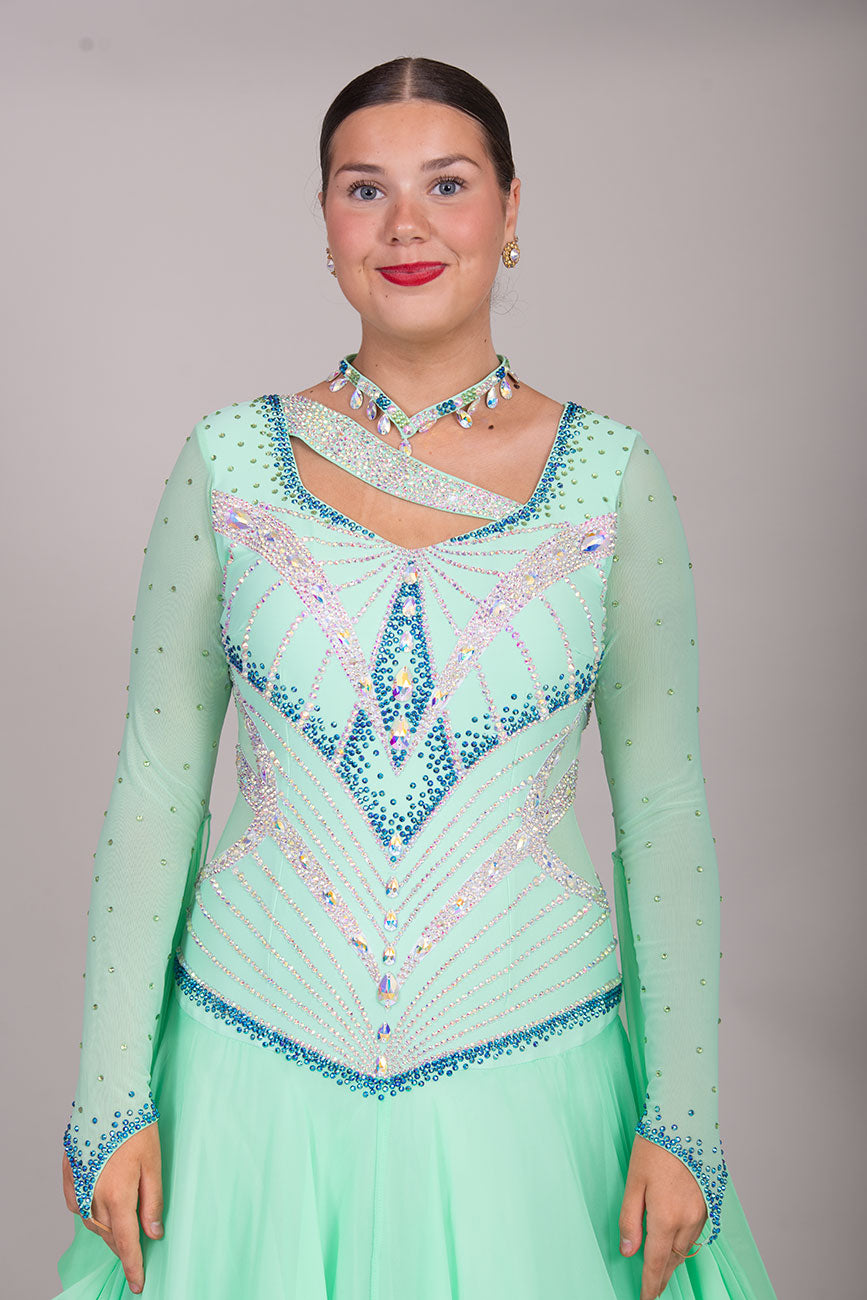 36B Pretty in Green Ballroom/Sequence Competition Dance Dress
High Back allowing option to wear own Bra Very flattering design with additional neck detailing.

❤️Showroom Appointment Available❤️