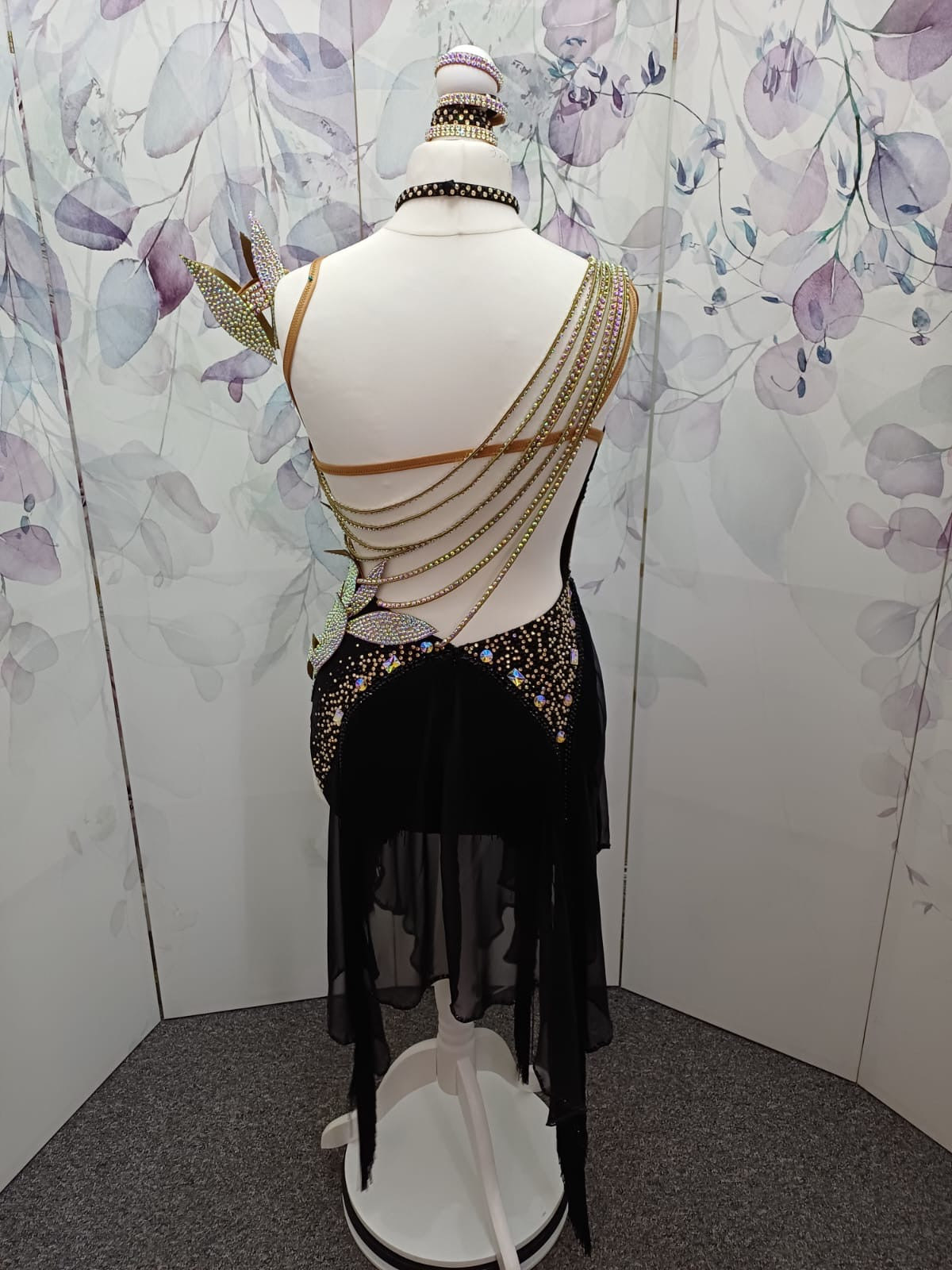 57L TWD ELITE Black & tan Competition Latin Dance Dress. 3D leaf effect to the bodice. Chiffon skirts with added fringe detail which can easily be shortened on request. Stoned accessories included. ❤️Showroom Appointments Available❤️