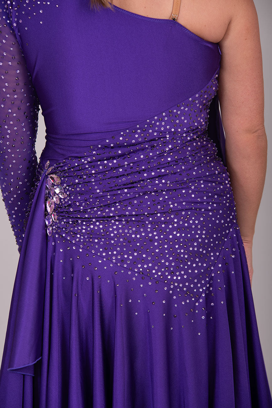 127L “TWD ELITE” Latin Competition Dance Dress. High Back allowing option to wear own Bra. Very flattering design throughout either overlay to the left of the bodice. Full skirts for maximum movement.                                  ❤️Showroom❤️