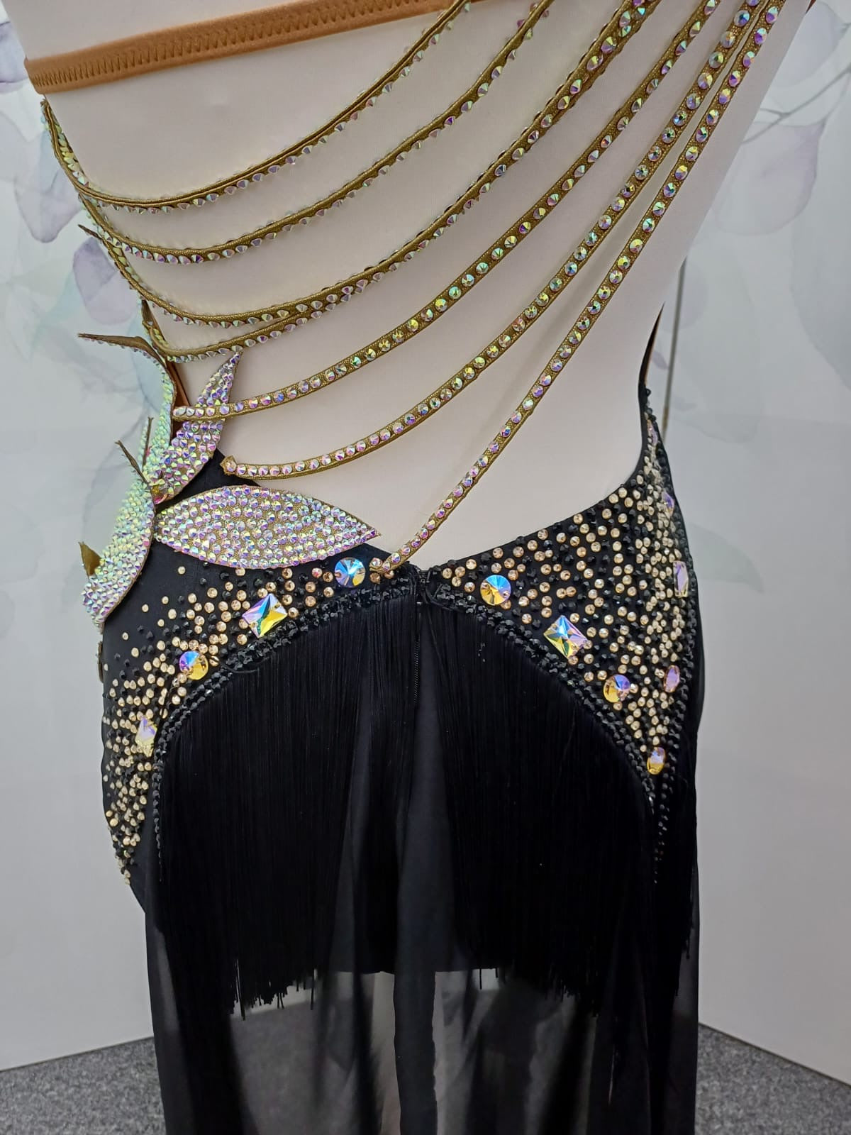 57L TWD ELITE Black & tan Competition Latin Dance Dress. 3D leaf effect to the bodice. Chiffon skirts with added fringe detail which can easily be shortened on request. Stoned accessories included. ❤️Showroom Appointments Available❤️