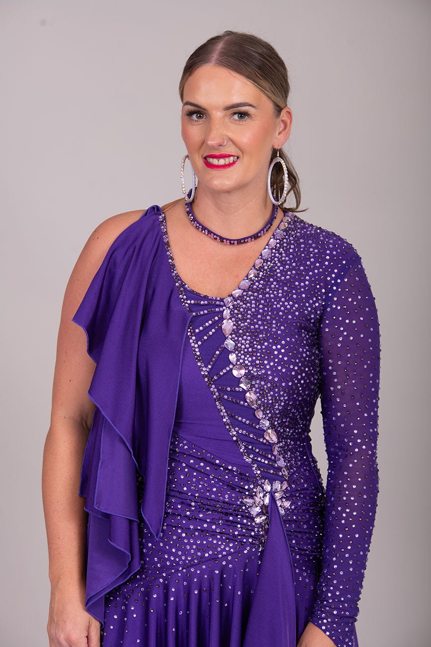 127L “TWD ELITE” Latin Competition Dance Dress. High Back allowing option to wear own Bra. Very flattering design throughout either overlay to the left of the bodice. Full skirts for maximum movement.                                  ❤️Showroom❤️