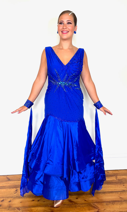 9000 Striking Bright Royal Blue Ballroom Dress. Decorated in sapphire, sapphire AB & aqua. Comes with x2 sets of Detachable floats & stunning necklace.