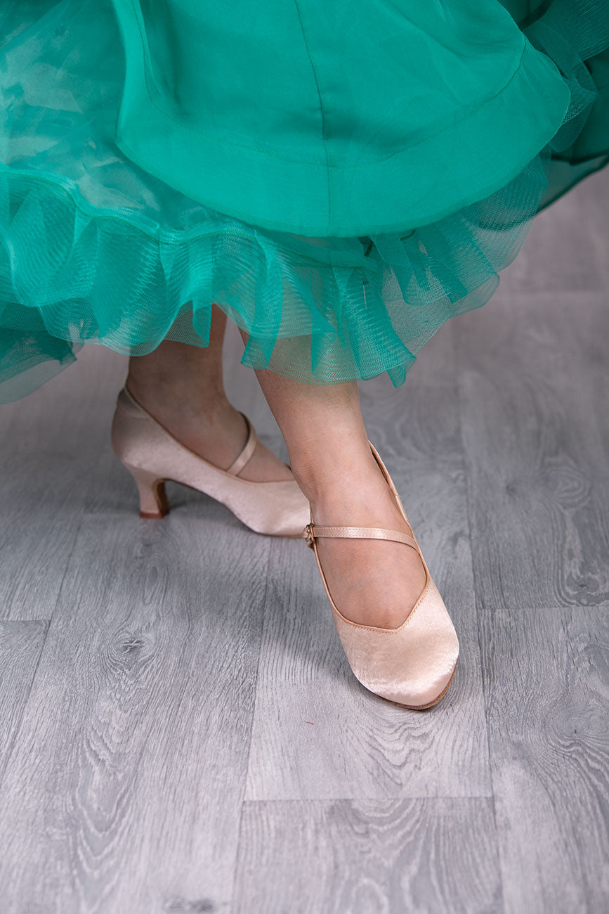 (10) TWD “LULAH” Ballroom Shoes. Flesh Colour 5.5cm Heel, Diamanté Buckle Detail. Shoes come Boxed & Includes a “Black Shoe Bag”plastic feet protectors to try Shoes for Size, Fit & Comfort. Suitable Wide Fit +1 size up