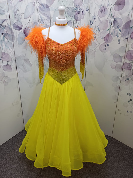 68B TWD ELITE Competition Ballroom/Sequence Dance Dress with new fuller skirts. Yellow skirts with stunning ombre stoning on the bodice in hyacinth, hyacinth ab & Citrine. Separate gloves with ostrich feather trim ❤️Showroom Appointment Available ❤️