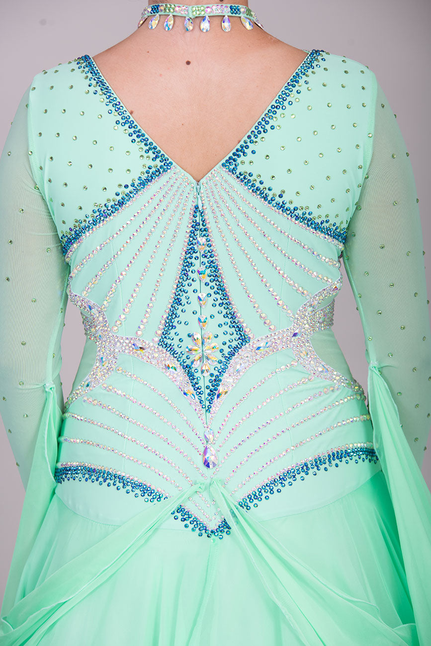 36B Pretty in Green Ballroom/Sequence Competition Dance Dress
High Back allowing option to wear own Bra Very flattering design with additional neck detailing.

❤️Showroom Appointment Available❤️