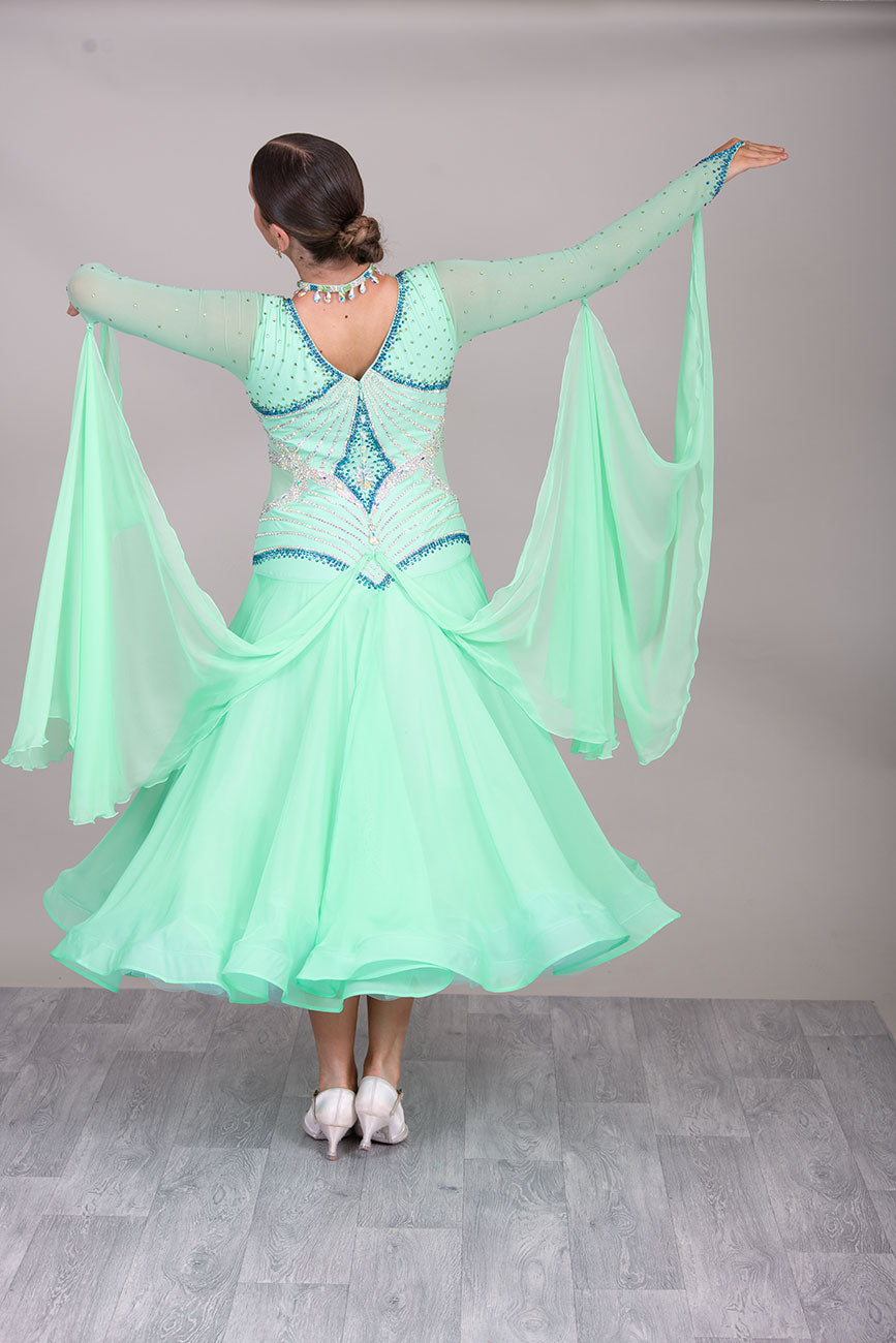 36B Pretty in Green Ballroom/Sequence Competition Dance Dress
High Back allowing option to wear own Bra Very flattering design with additional neck detailing.

❤️Showroom Appointment Available❤️