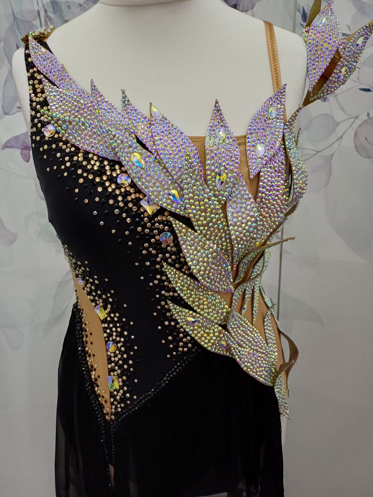 57L TWD ELITE Black & tan Competition Latin Dance Dress. 3D leaf effect to the bodice. Chiffon skirts with added fringe detail which can easily be shortened on request. Stoned accessories included. ❤️Showroom Appointments Available❤️