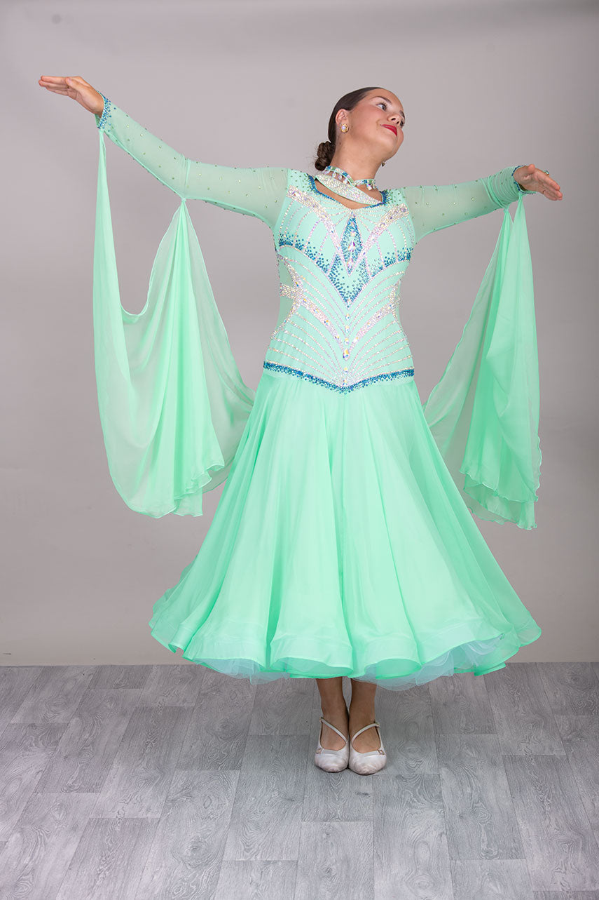 36B Pretty in Green Ballroom/Sequence Competition Dance Dress
High Back allowing option to wear own Bra Very flattering design with additional neck detailing.

❤️Showroom Appointment Available❤️