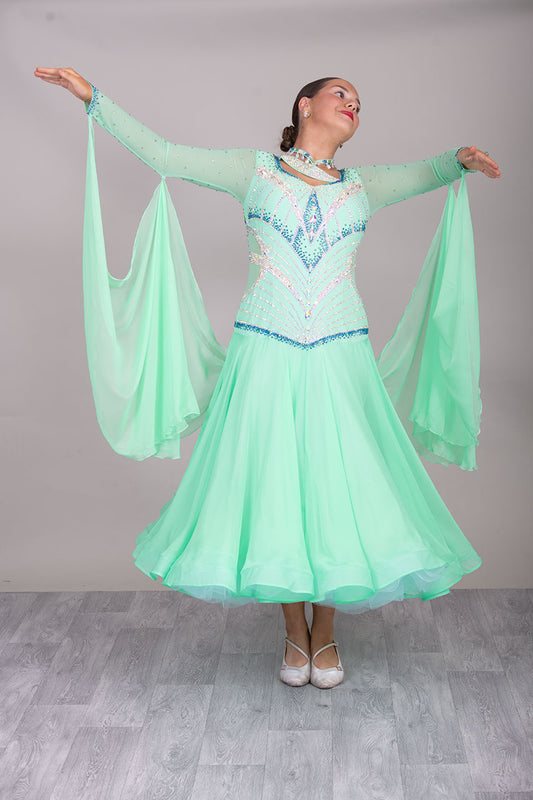36B Pretty in Green Ballroom/Sequence Competition Dance Dress
High Back allowing option to wear own Bra Very flattering design with additional neck detailing.

❤️Showroom Appointment Available❤️