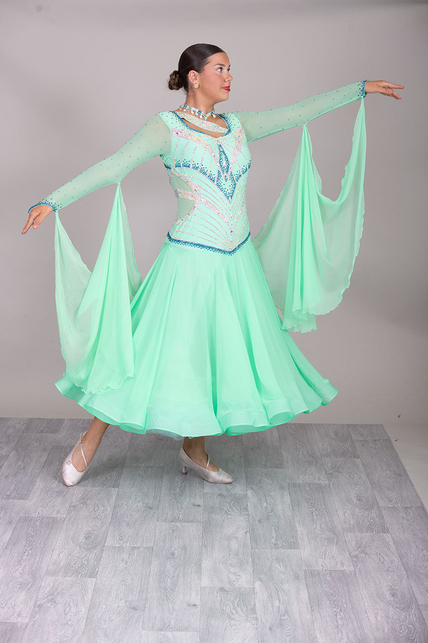 36B Pretty in Green Ballroom/Sequence Competition Dance Dress
High Back allowing option to wear own Bra Very flattering design with additional neck detailing.

❤️Showroom Appointment Available❤️