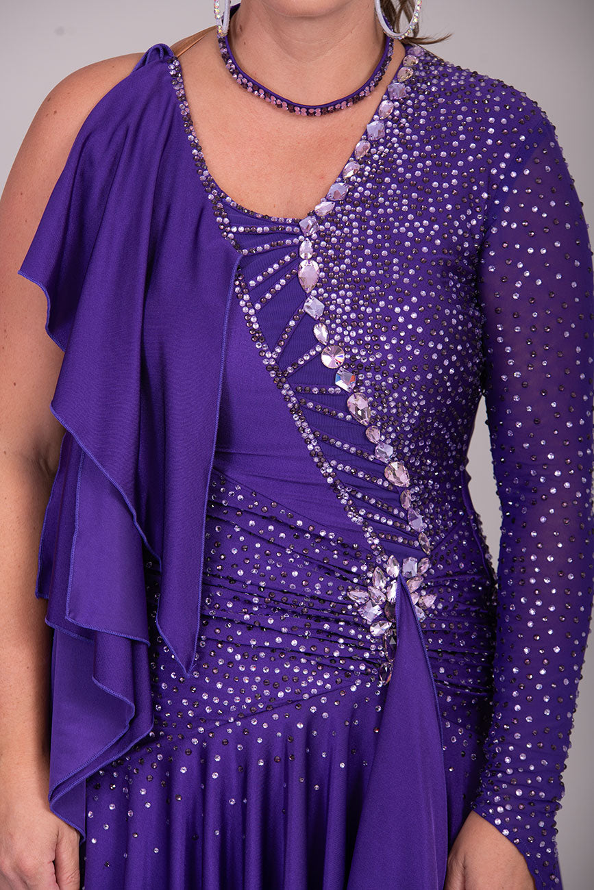 127L “TWD ELITE” Latin Competition Dance Dress. High Back allowing option to wear own Bra. Very flattering design throughout either overlay to the left of the bodice. Full skirts for maximum movement.                                  ❤️Showroom❤️
